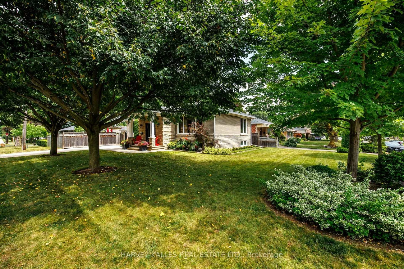 32, Acton, Bathurst Manor, Toronto