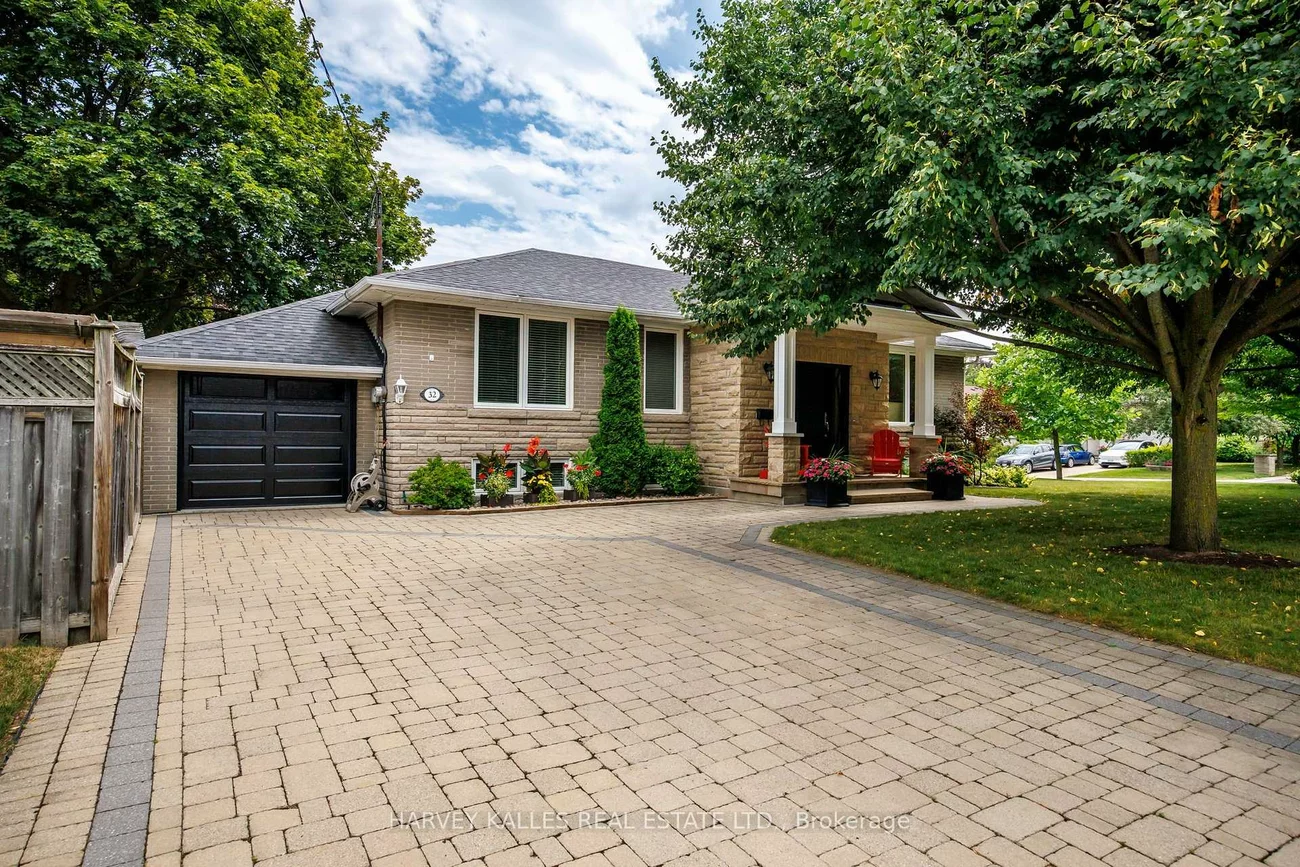 32, Acton, Bathurst Manor, Toronto