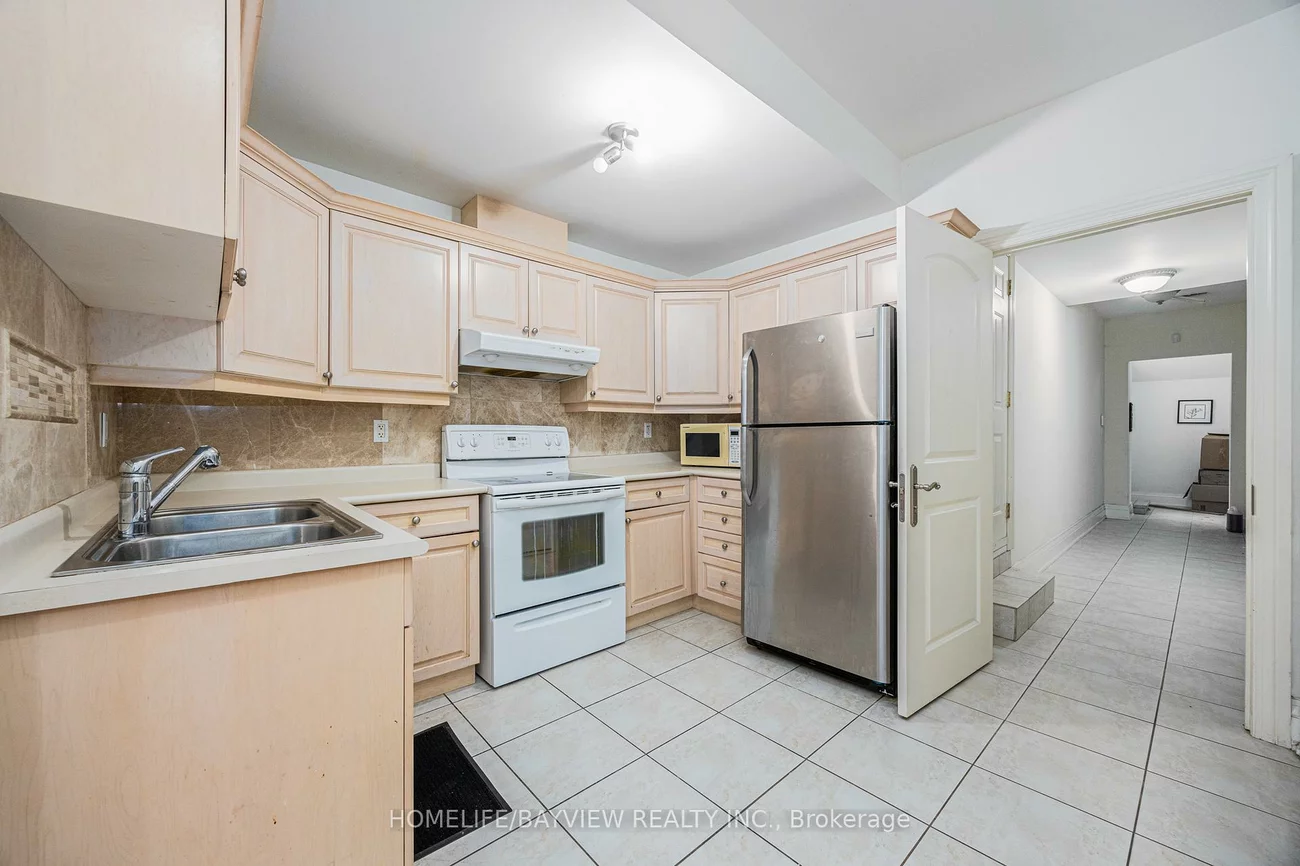 208, Holmes, Willowdale East, Toronto