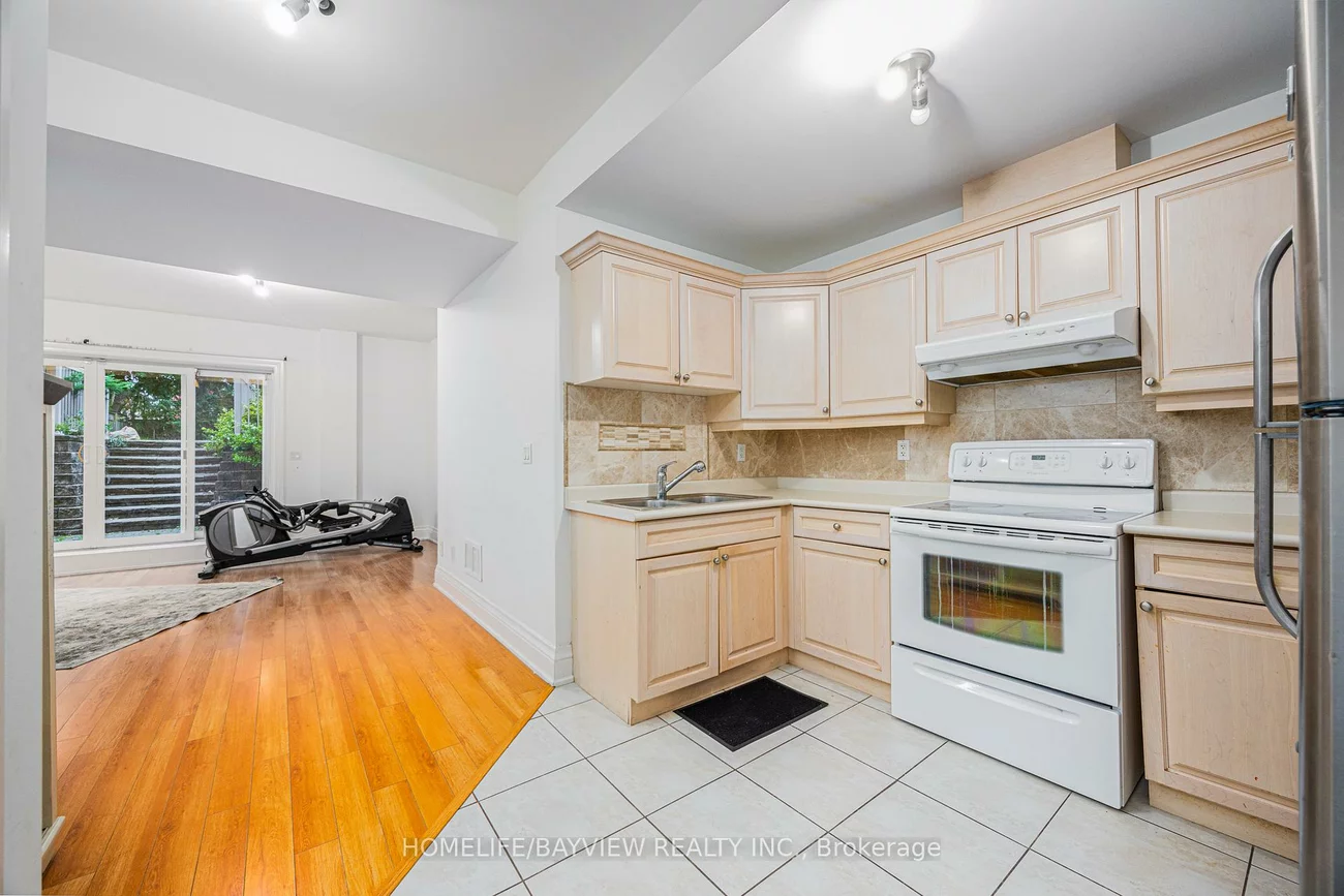 208, Holmes, Willowdale East, Toronto
