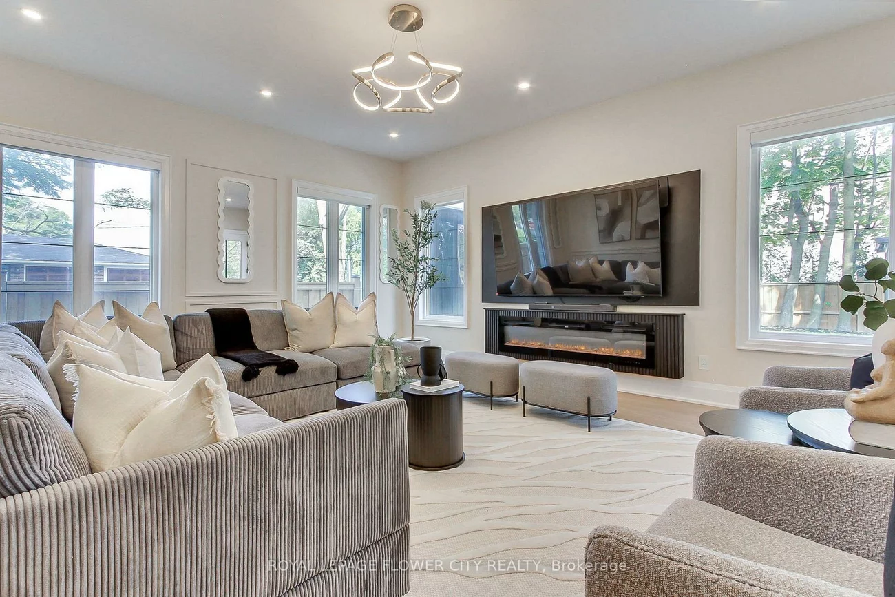 140, Hillmount, Englemount-Lawrence, Toronto