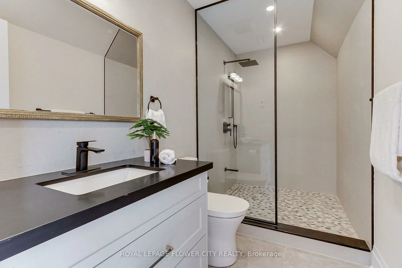 140, Hillmount, Englemount-Lawrence, Toronto
