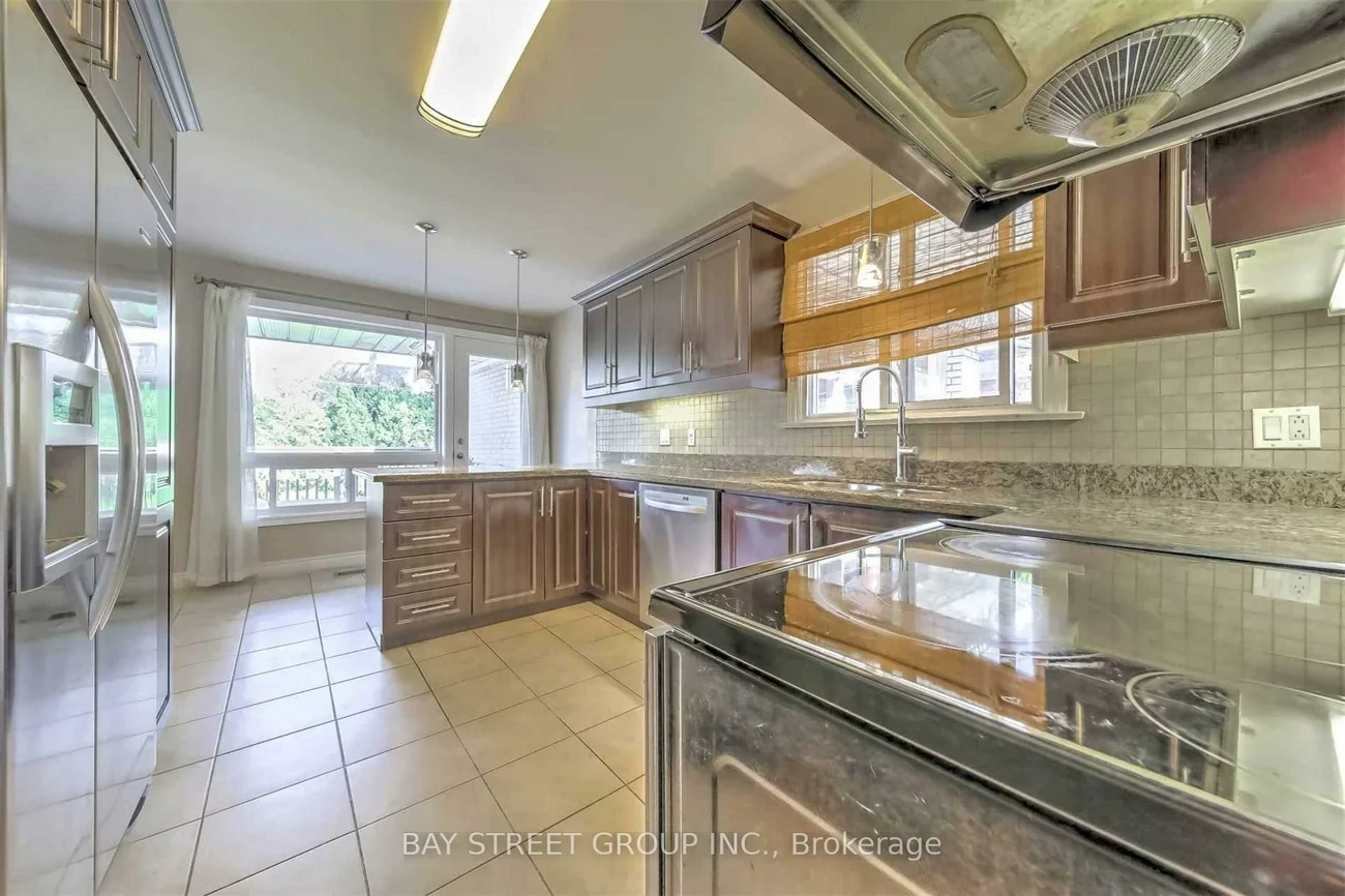 33, Heathview, Bayview Village, Toronto