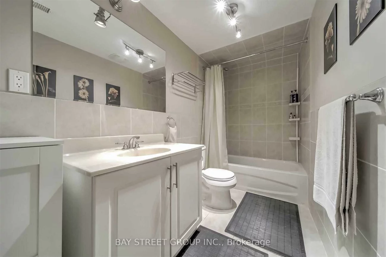 33, Heathview, Bayview Village, Toronto