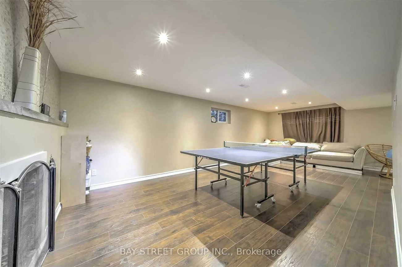 33, Heathview, Bayview Village, Toronto