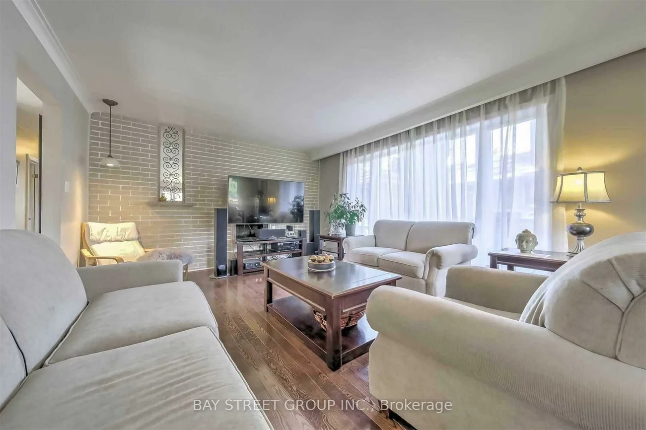 33, Heathview, Bayview Village, Toronto