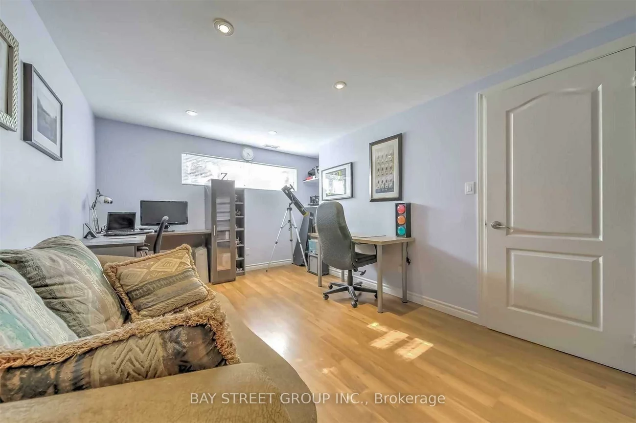 33, Heathview, Bayview Village, Toronto