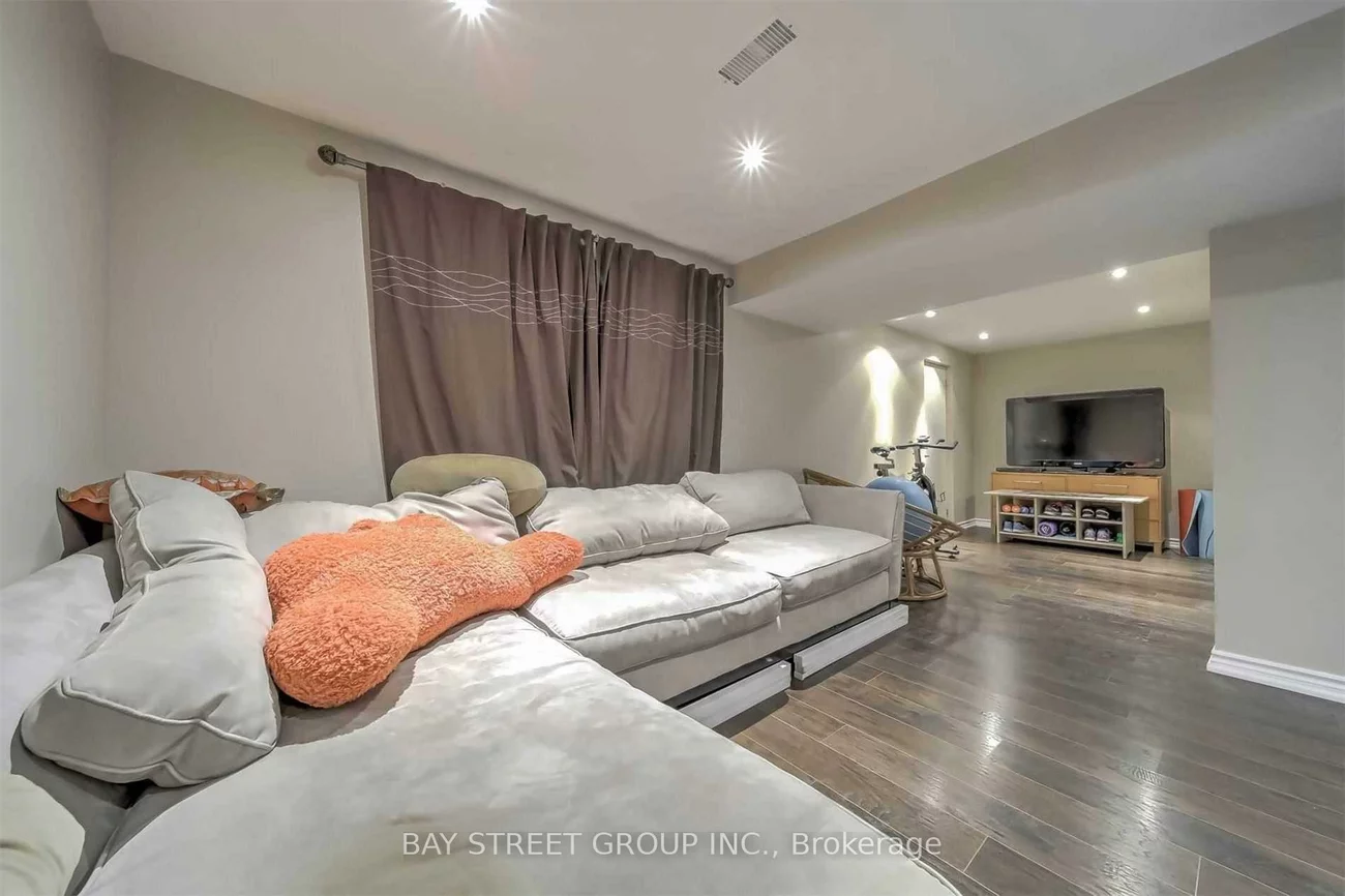 33, Heathview, Bayview Village, Toronto