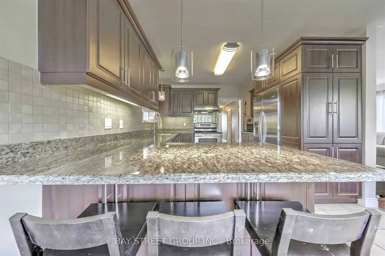 33, Heathview, Bayview Village, Toronto