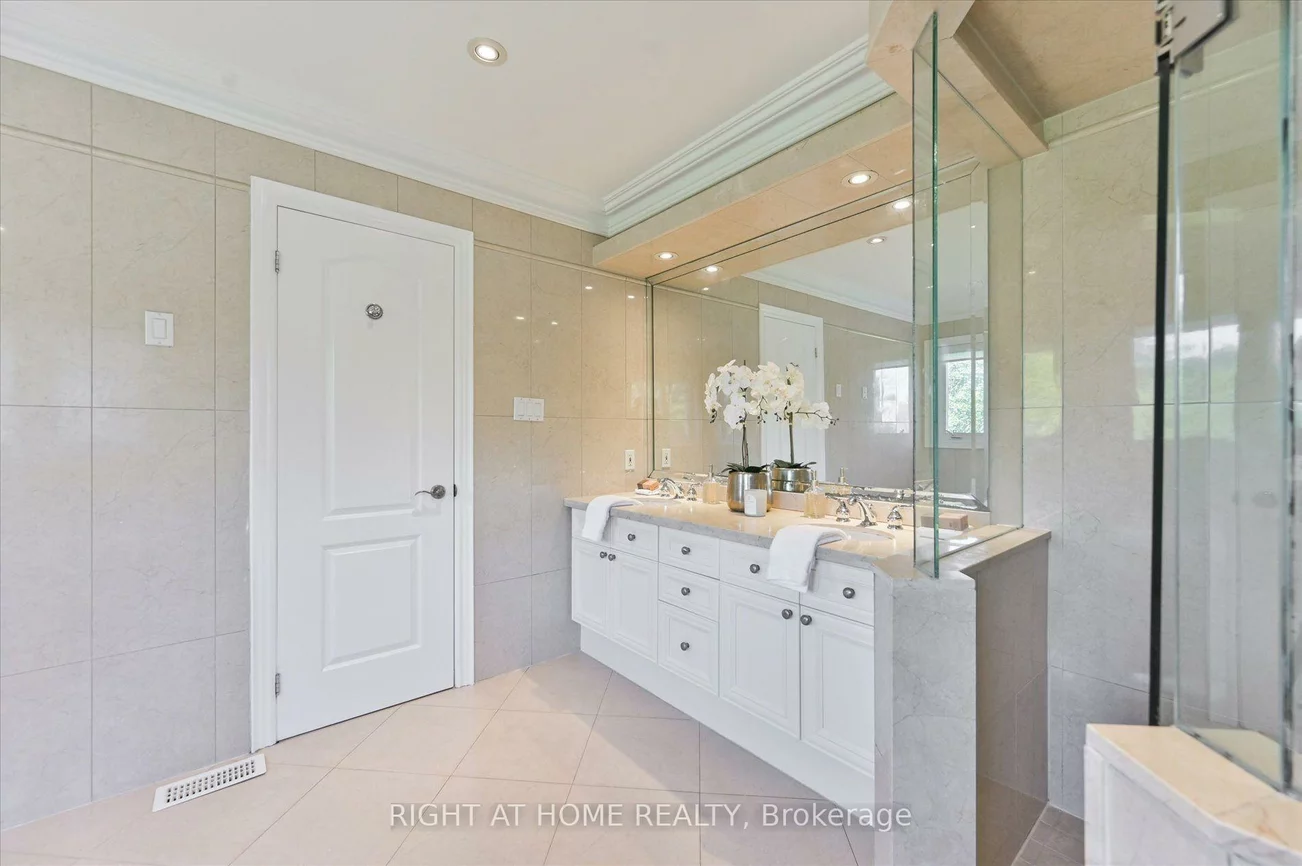 154, Charlton, Newtonbrook West, Toronto