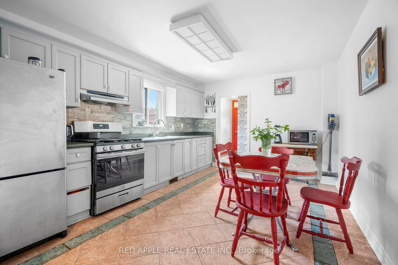 546, Dufferin, Little Portugal, Toronto