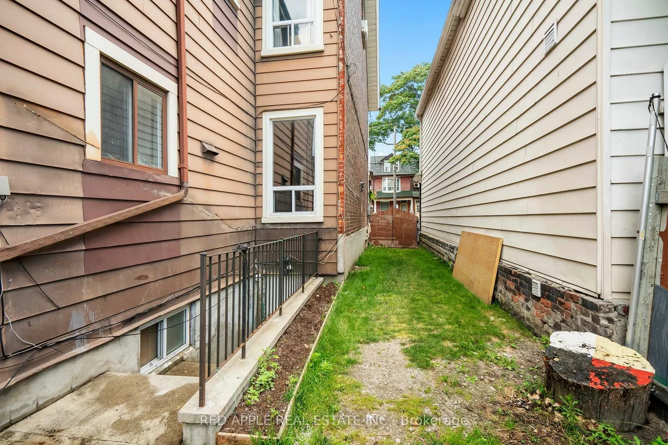 546, Dufferin, Little Portugal, Toronto