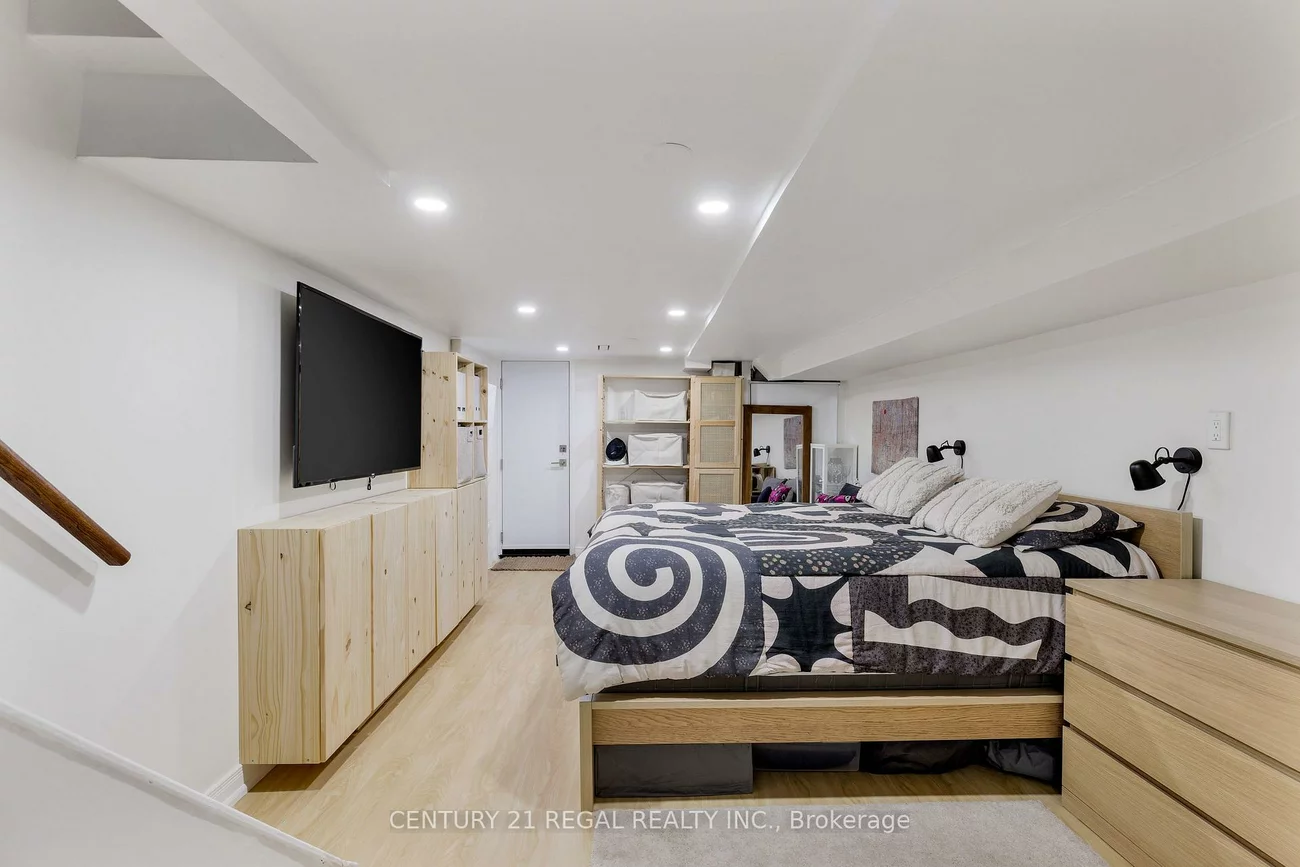 55, Shirley, Little Portugal, Toronto
