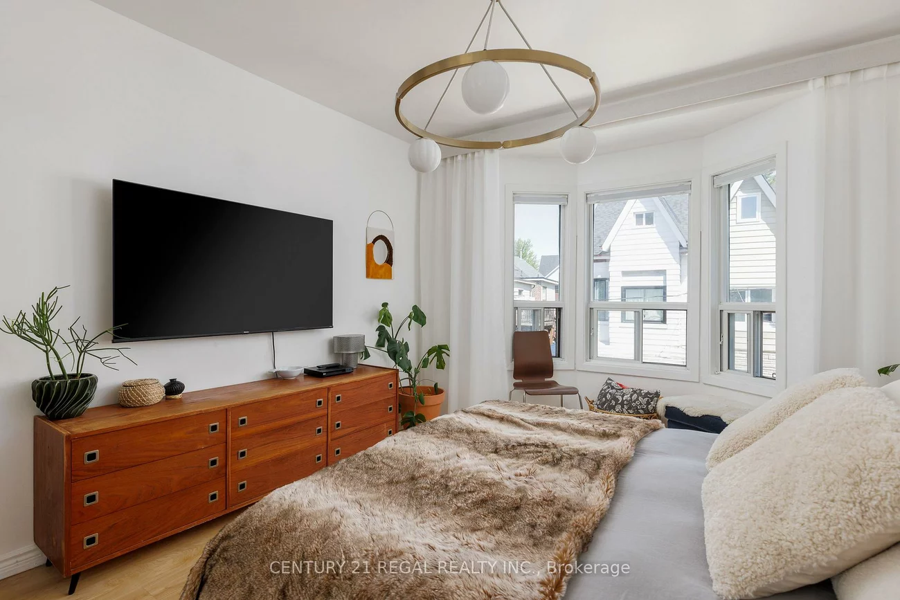 55, Shirley, Little Portugal, Toronto