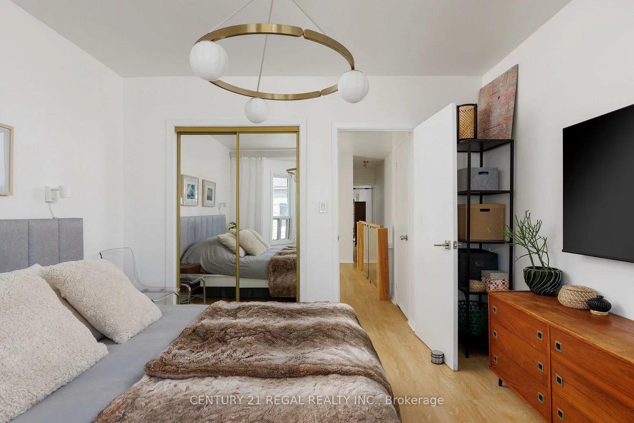 55, Shirley, Little Portugal, Toronto