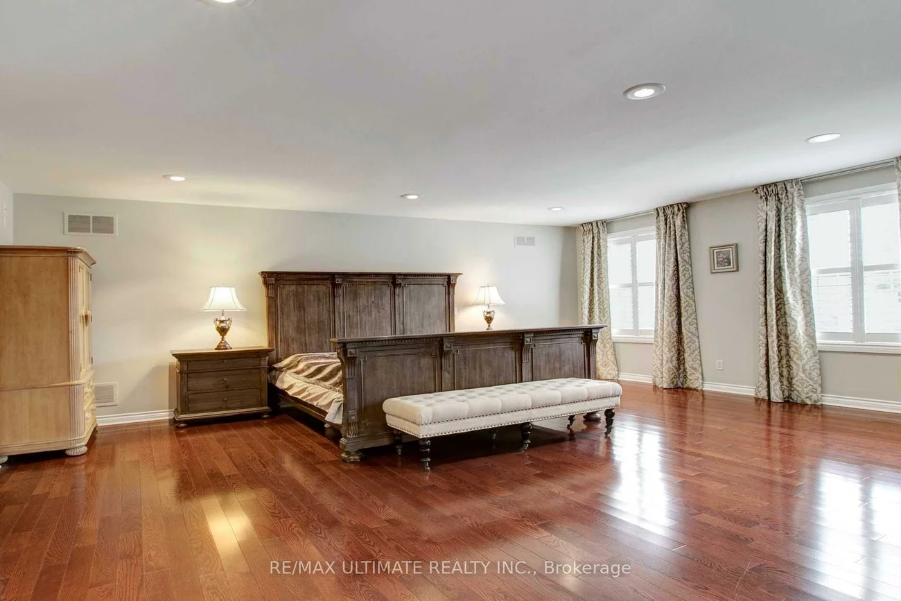 1, Versailles, Banbury-Don Mills, Toronto