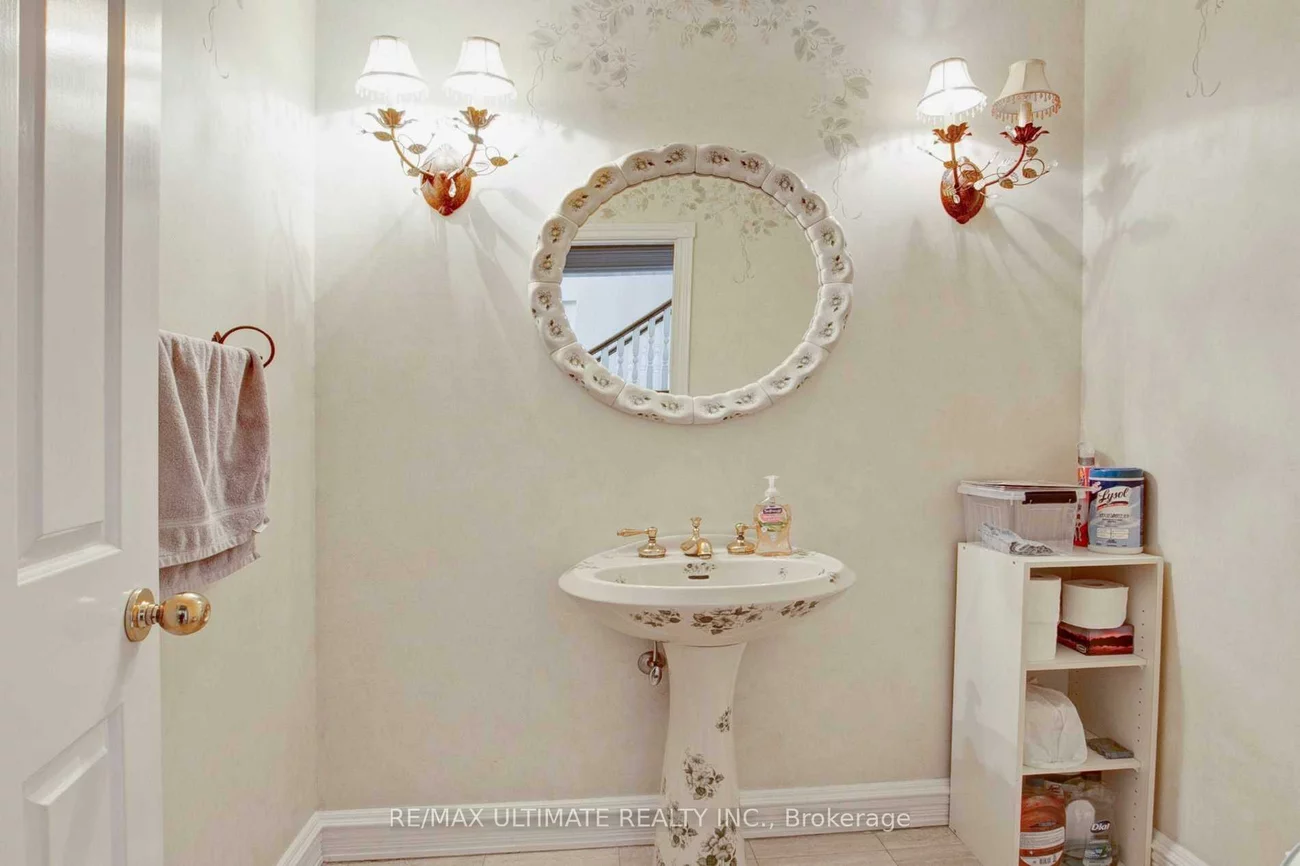 1, Versailles, Banbury-Don Mills, Toronto