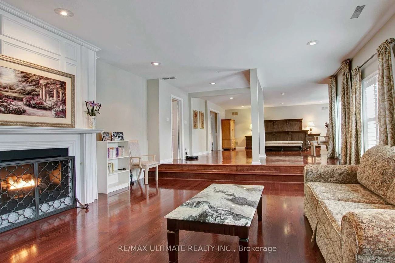 1, Versailles, Banbury-Don Mills, Toronto