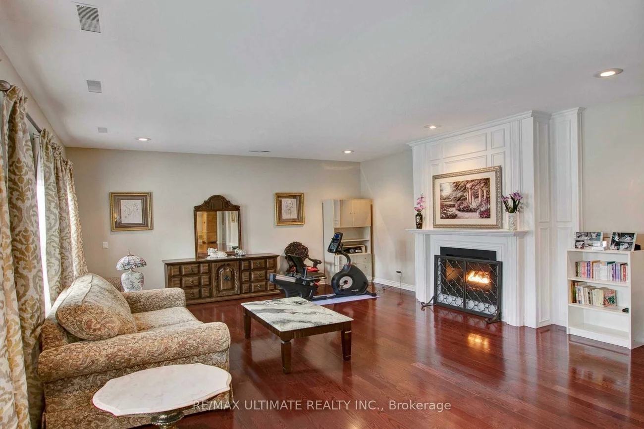 1, Versailles, Banbury-Don Mills, Toronto