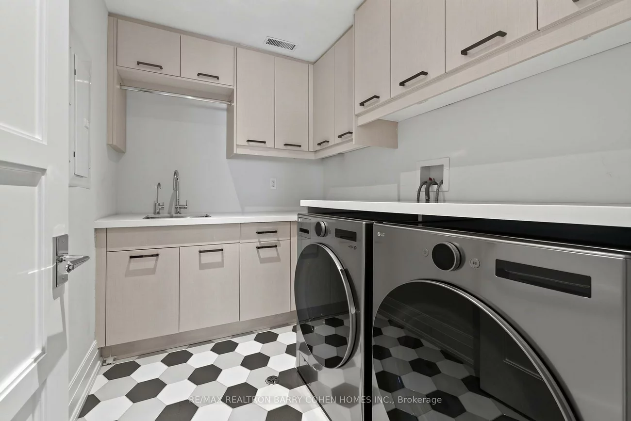 154, Yonge, Bedford Park-Nortown, Toronto