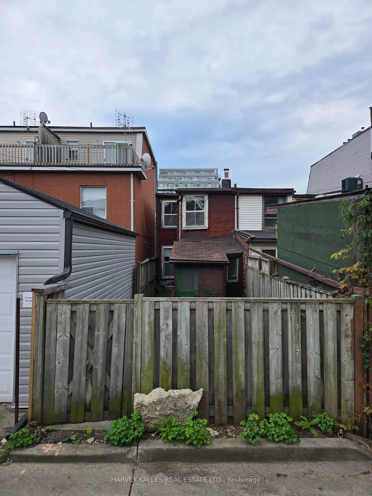 12, Whitaker, Niagara, Toronto