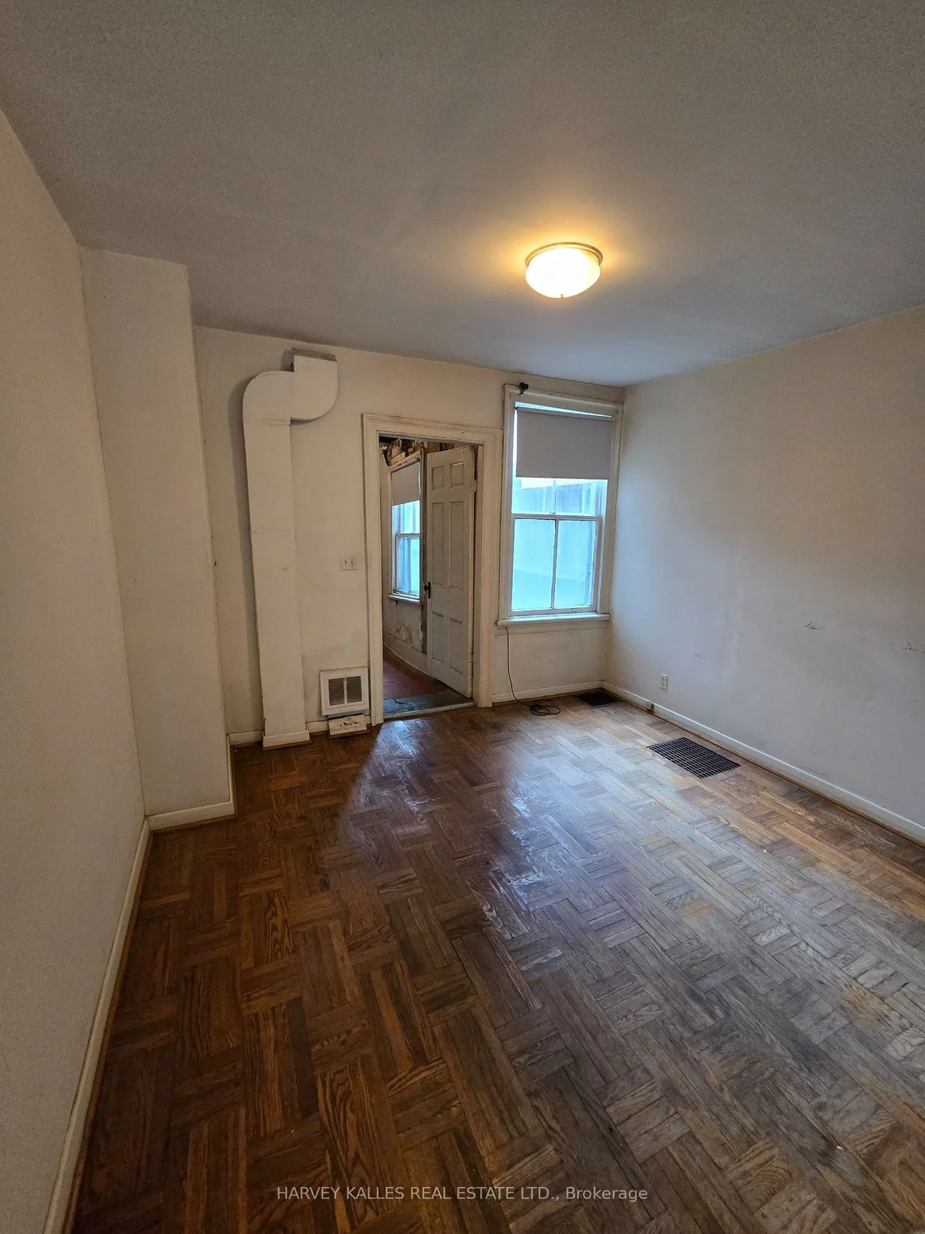 12, Whitaker, Niagara, Toronto