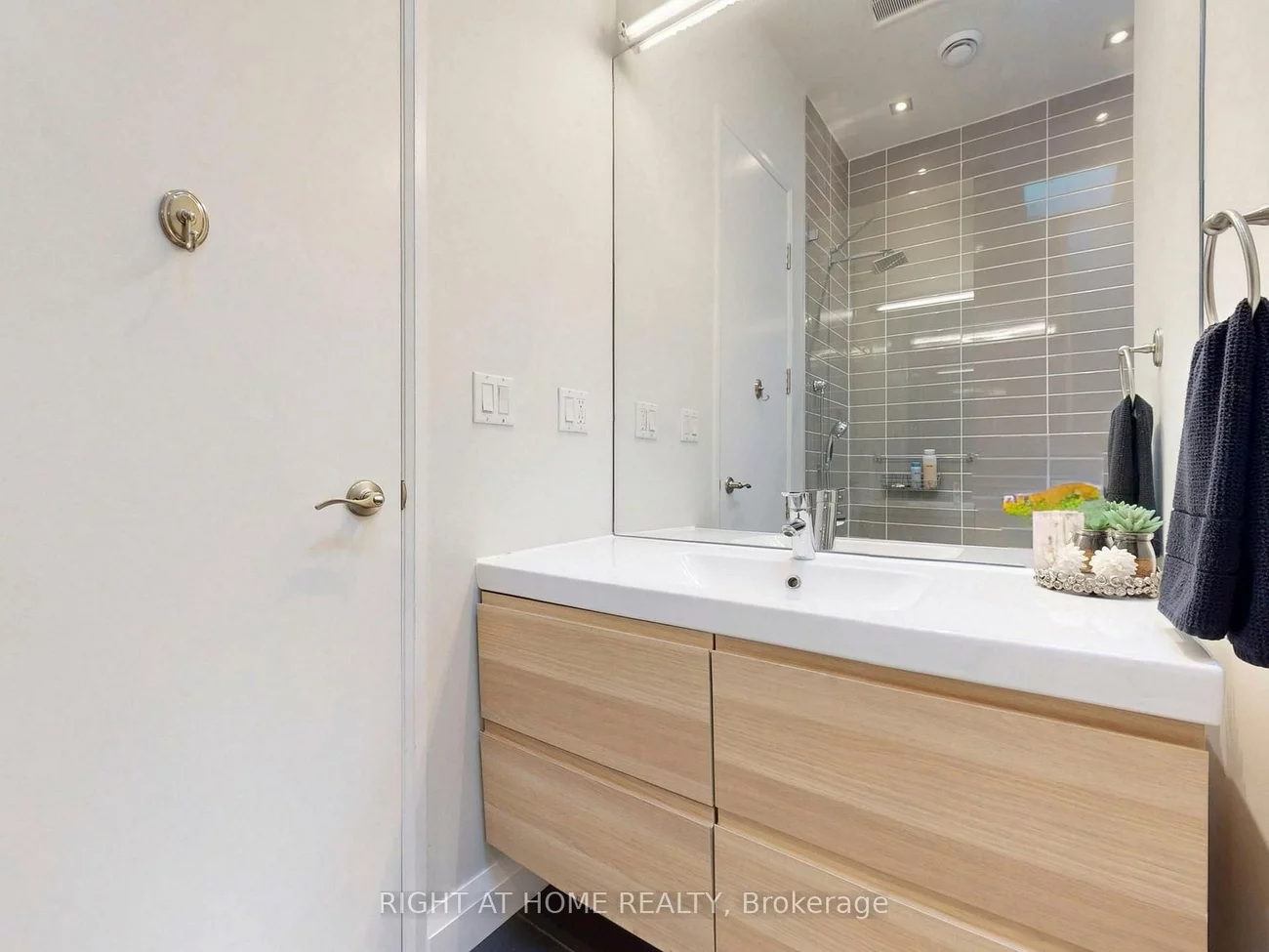 386, Rosewell, Lawrence Park South, Toronto