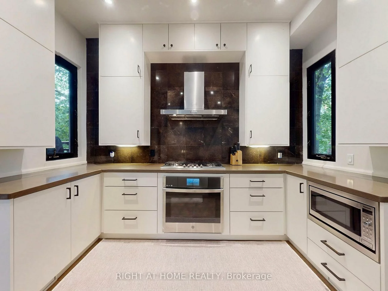 386, Rosewell, Lawrence Park South, Toronto