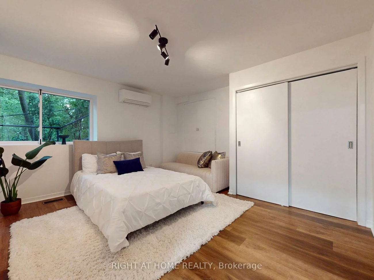 386, Rosewell, Lawrence Park South, Toronto