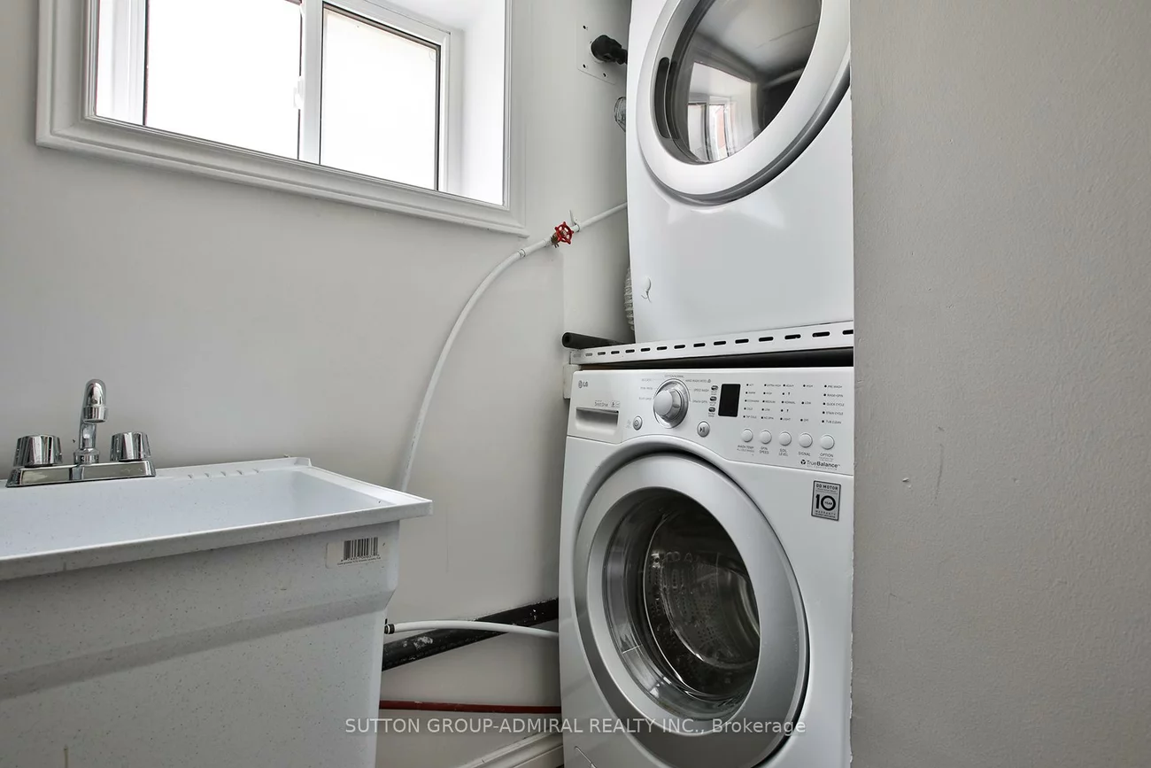 33, Regina, Englemount-Lawrence, Toronto