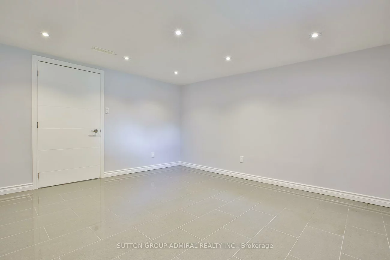 33, Regina, Englemount-Lawrence, Toronto