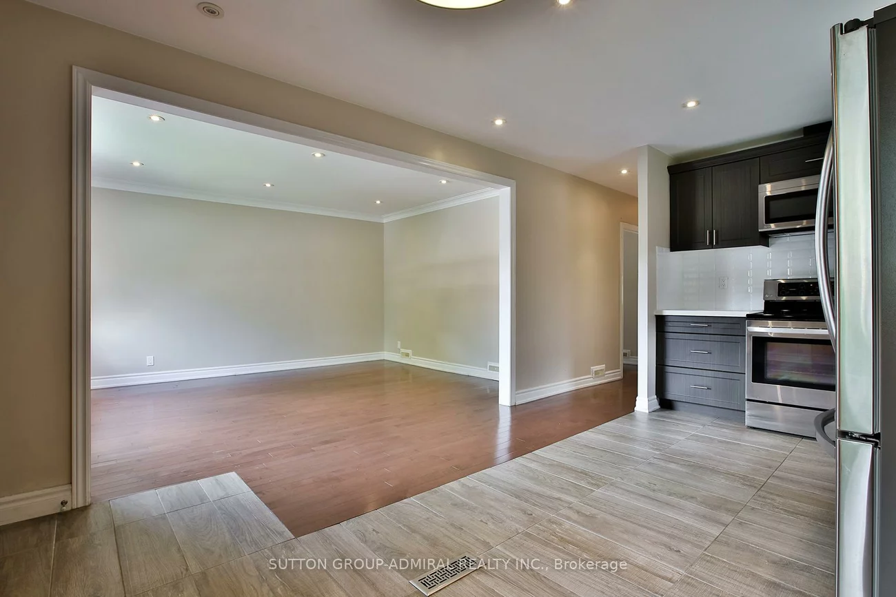 33, Regina, Englemount-Lawrence, Toronto