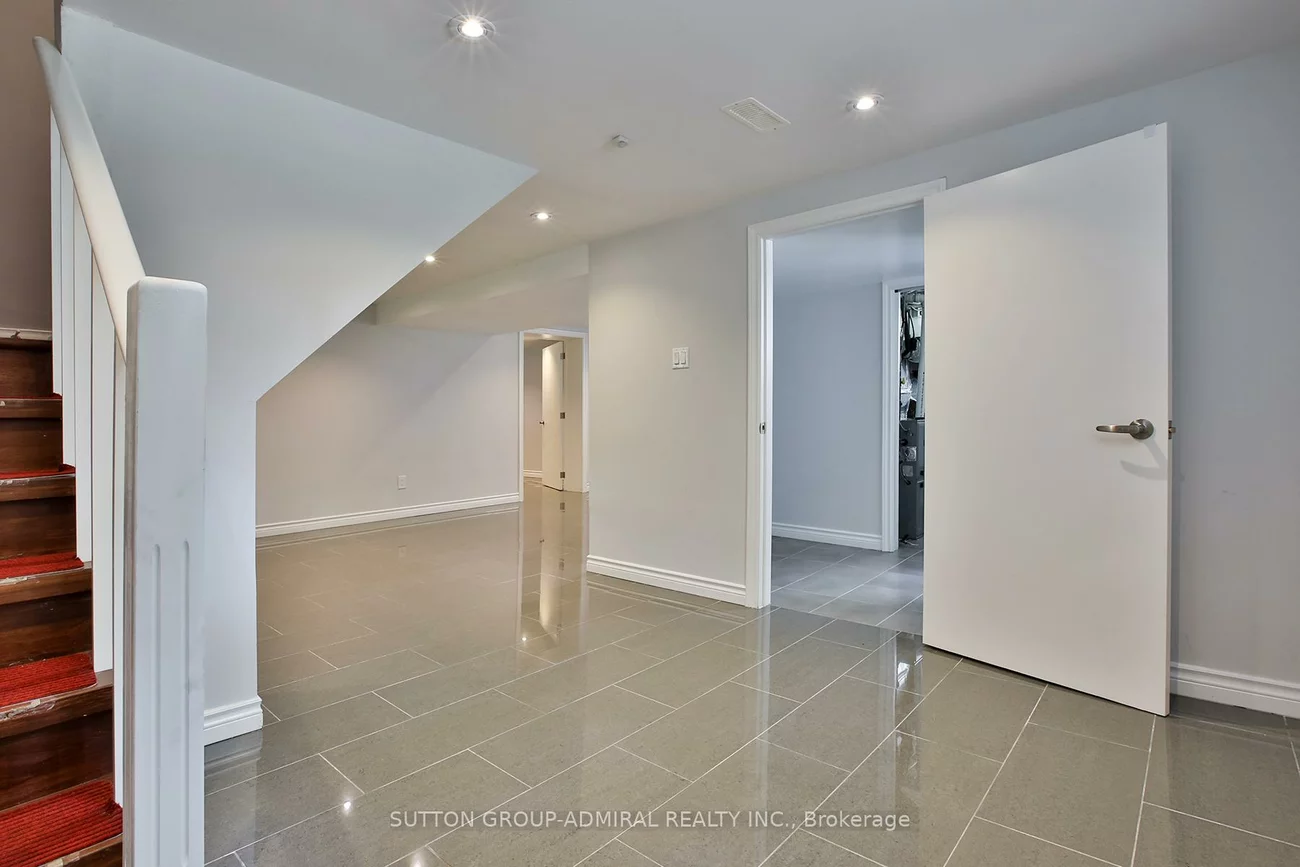 33, Regina, Englemount-Lawrence, Toronto