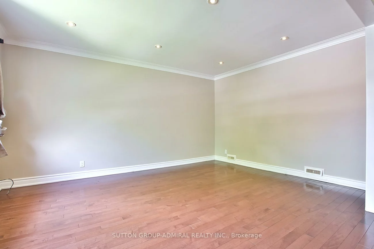 33, Regina, Englemount-Lawrence, Toronto