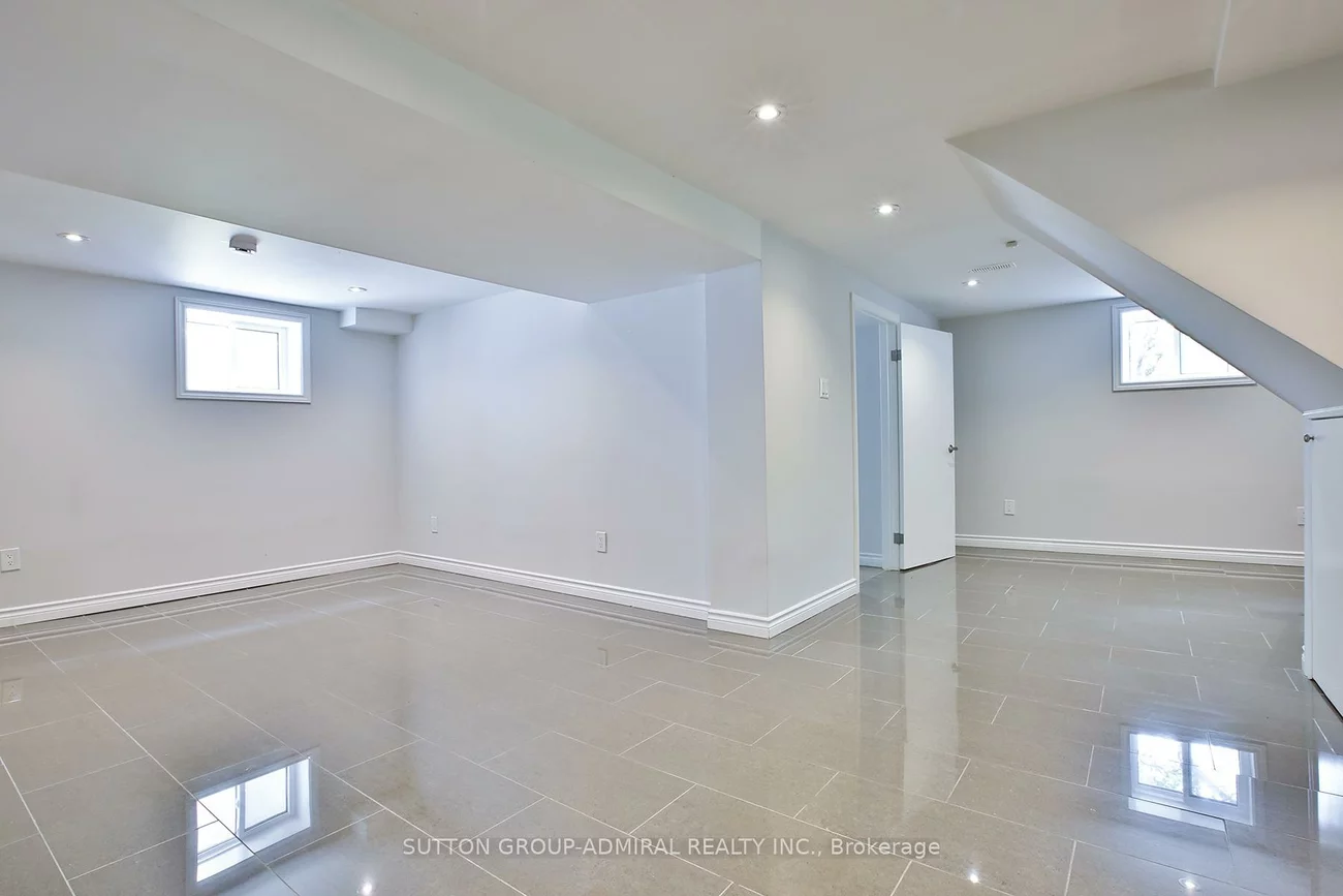 33, Regina, Englemount-Lawrence, Toronto