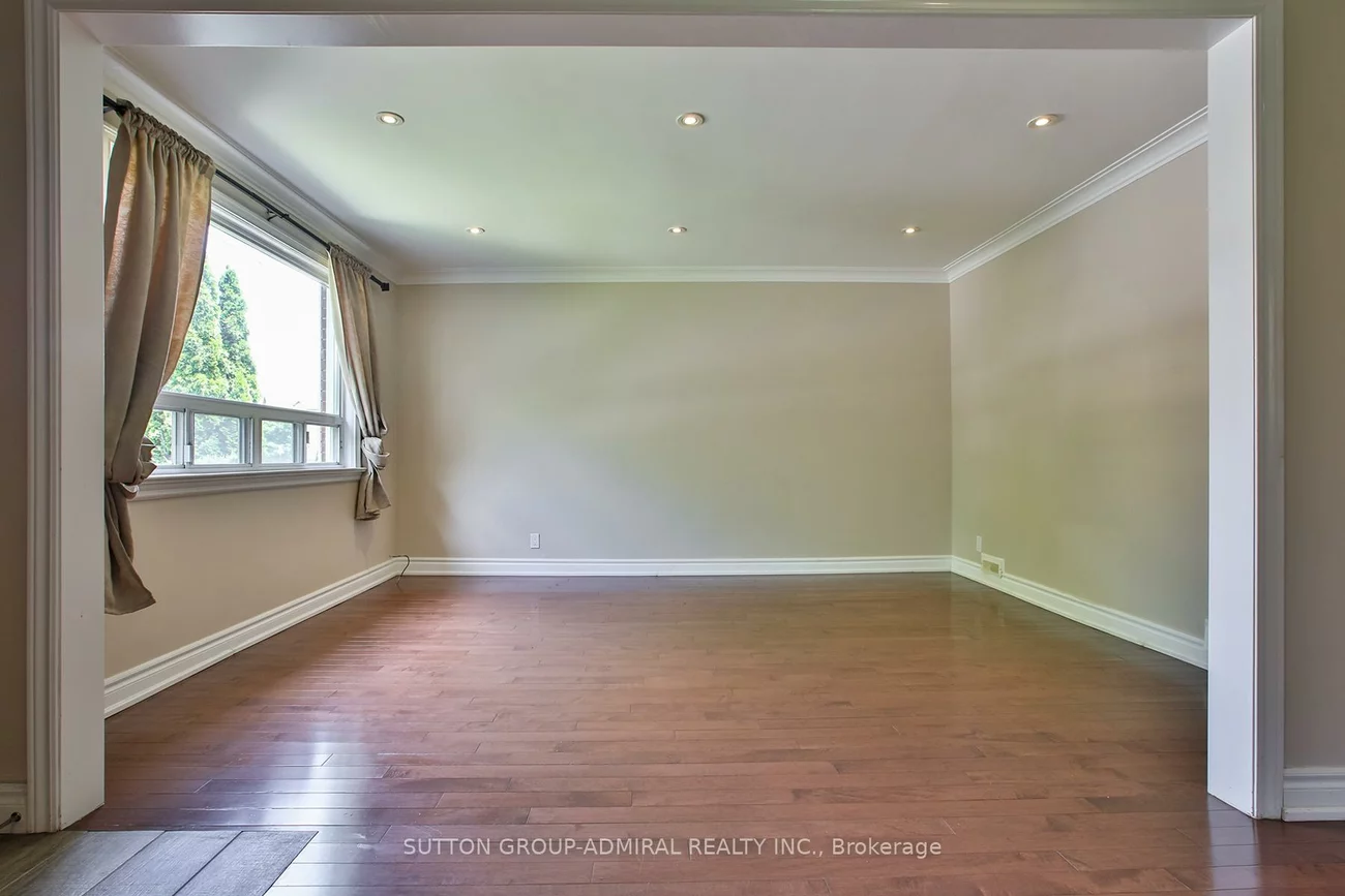 33, Regina, Englemount-Lawrence, Toronto