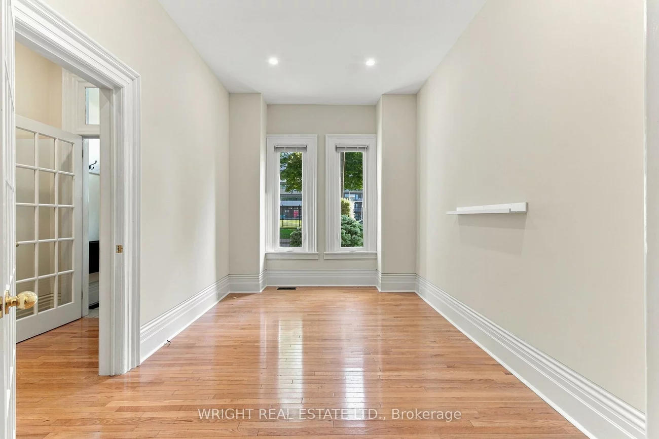 276, Robert, University, Toronto