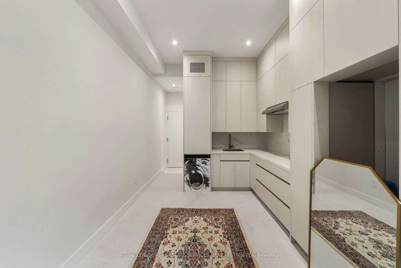 16B, Kenrae, Leaside, Toronto