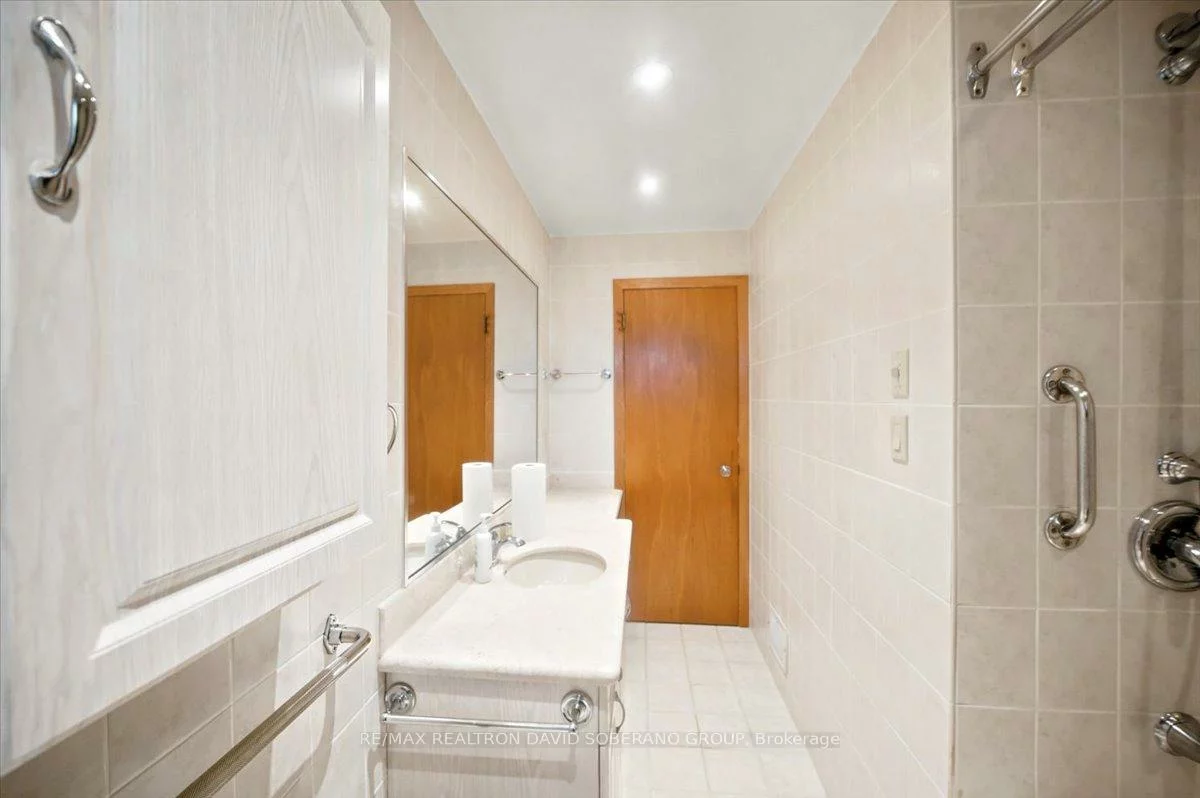 44, Kennard, Bathurst Manor, Toronto