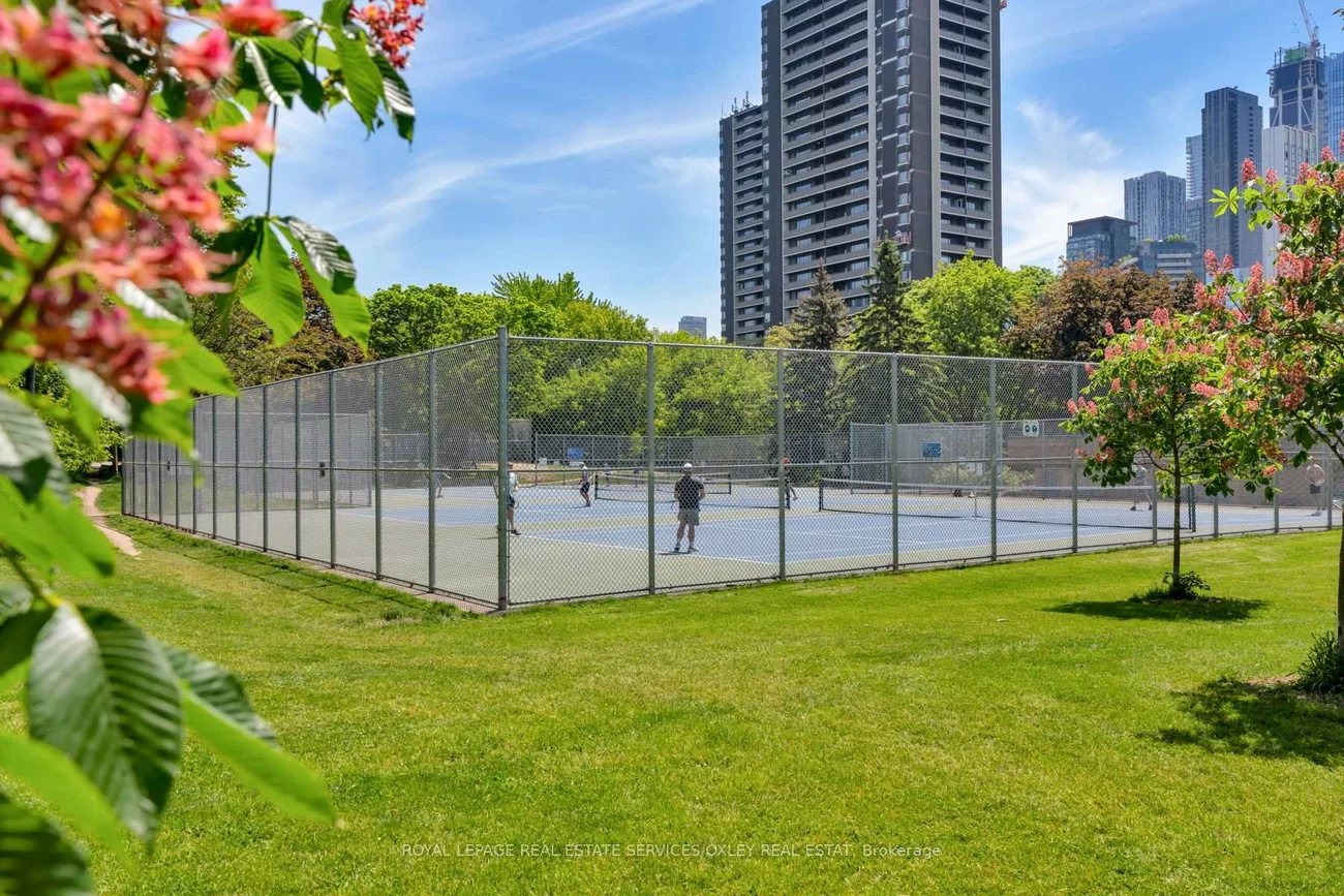 107, Roxborough, Annex, Toronto