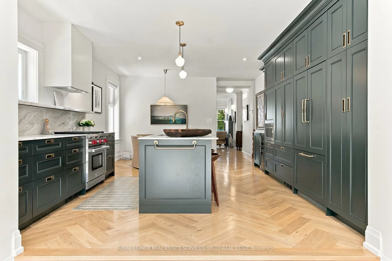 113, Sherwood, Mount Pleasant East, Toronto