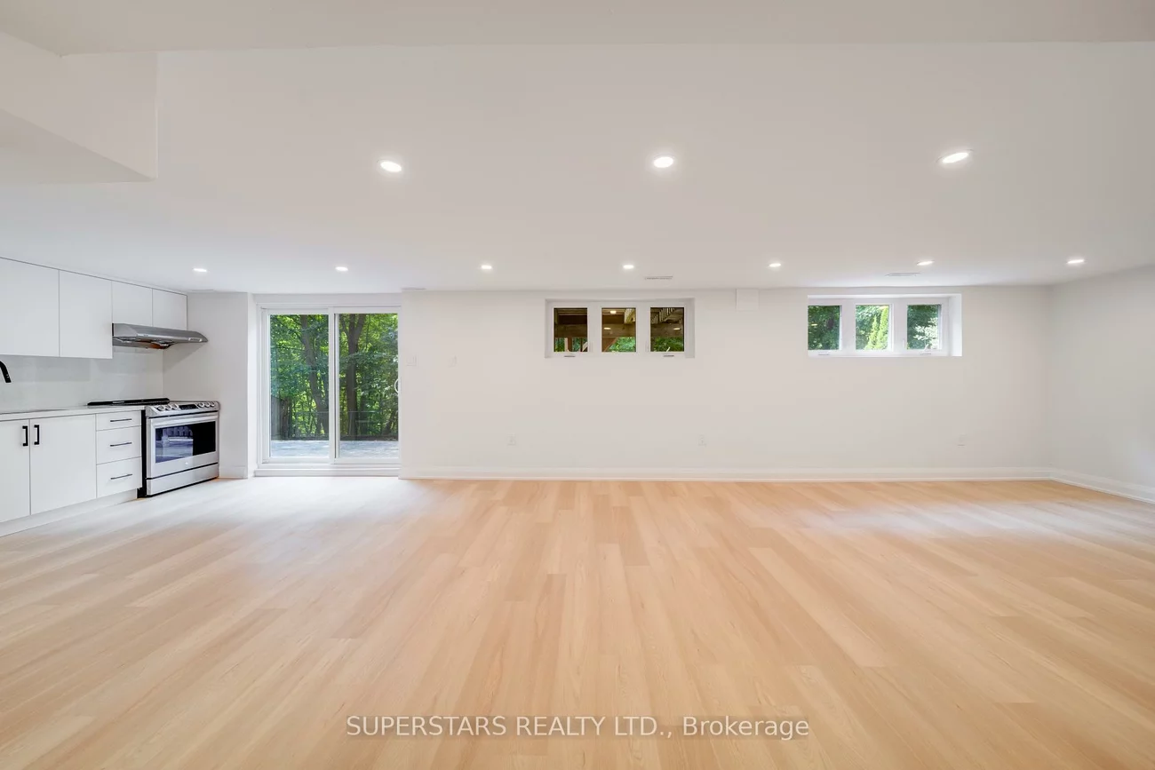 20, Paynter, Hillcrest Village, Toronto