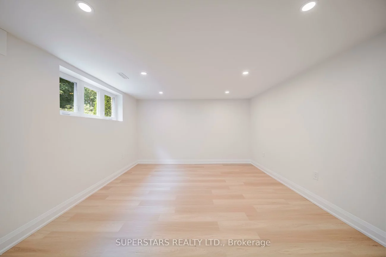 20, Paynter, Hillcrest Village, Toronto