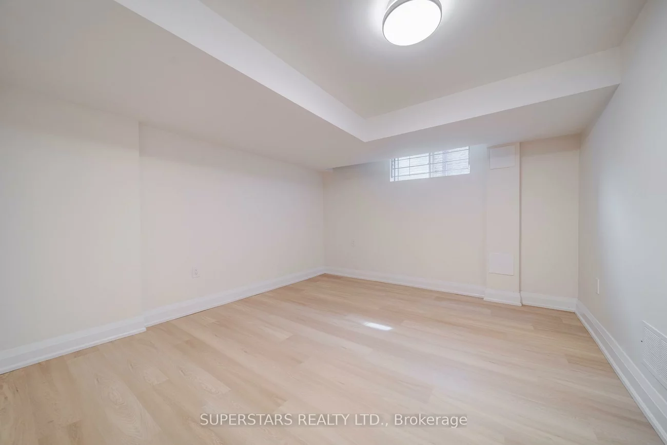20, Paynter, Hillcrest Village, Toronto