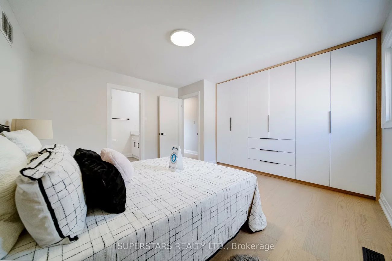 20, Paynter, Hillcrest Village, Toronto