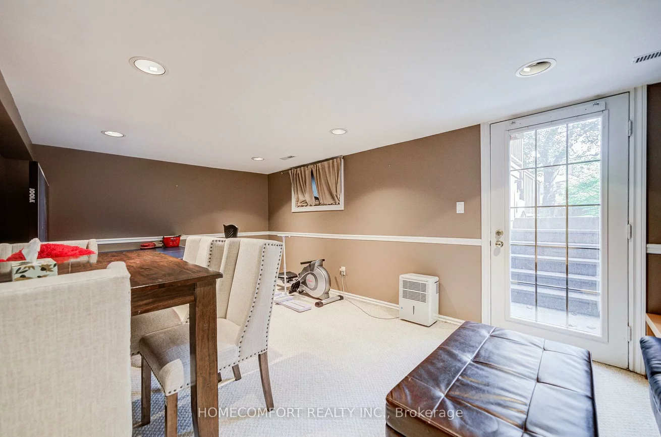 319, Rumsey, Leaside, Toronto