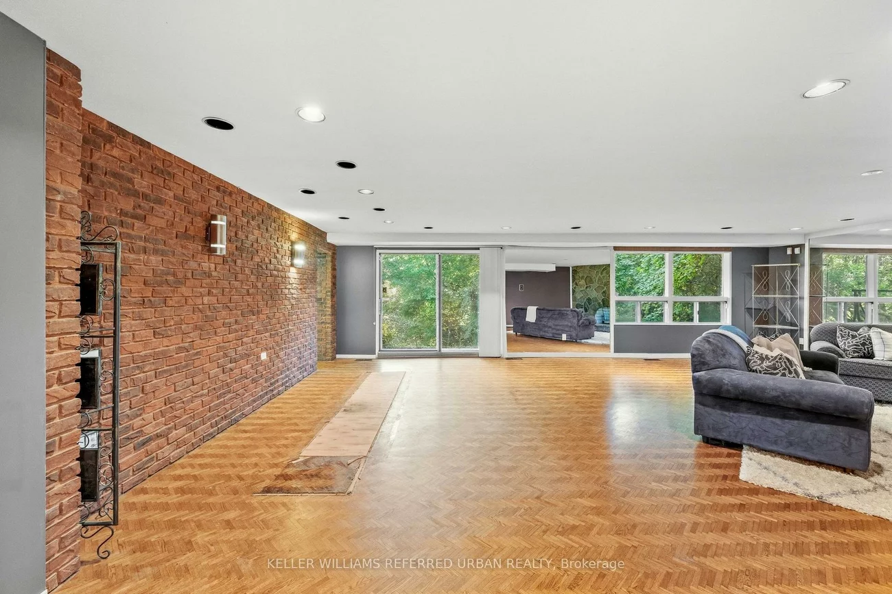 23, Brockington, Bathurst Manor, Toronto