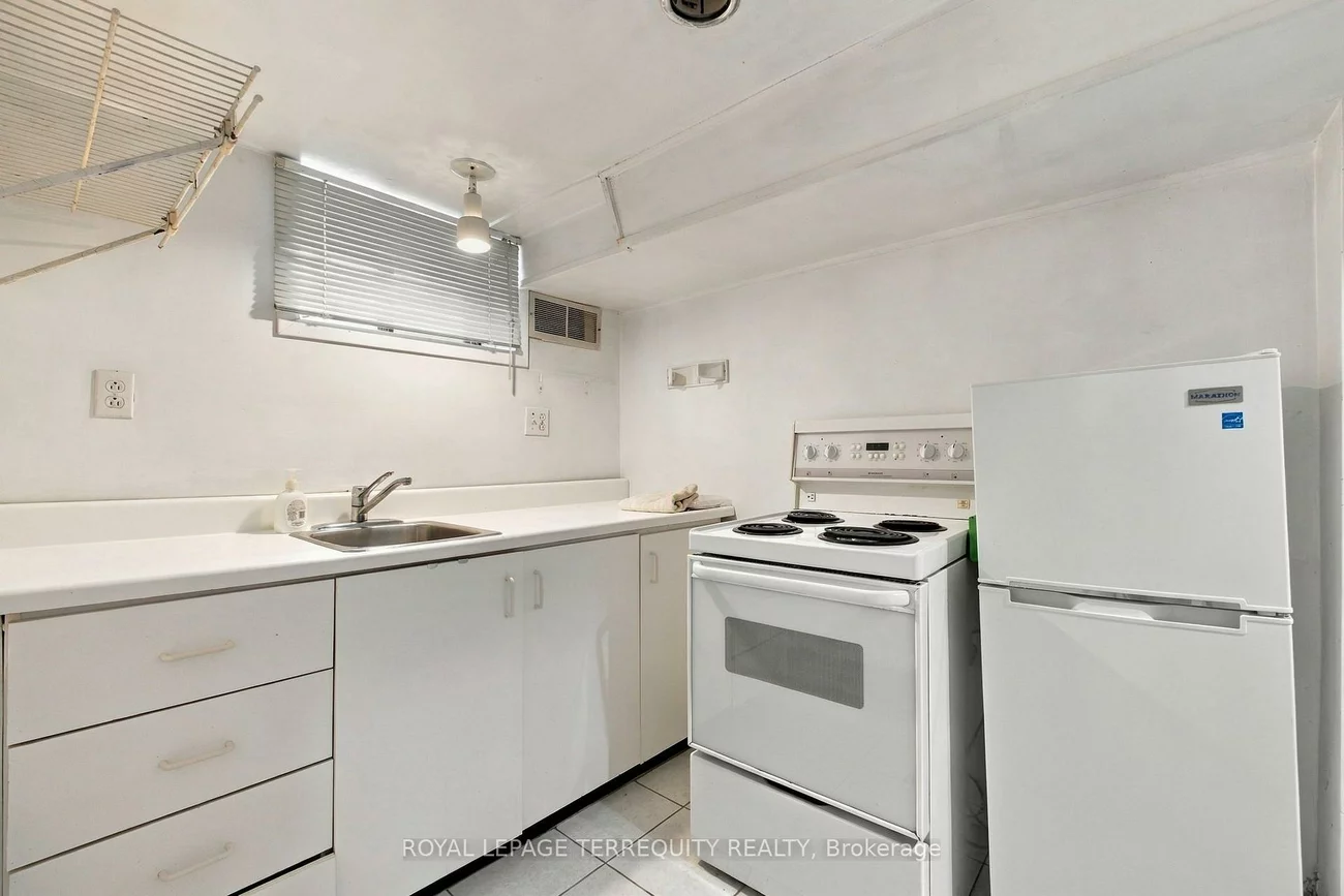 102, Anndale, Willowdale East, Toronto