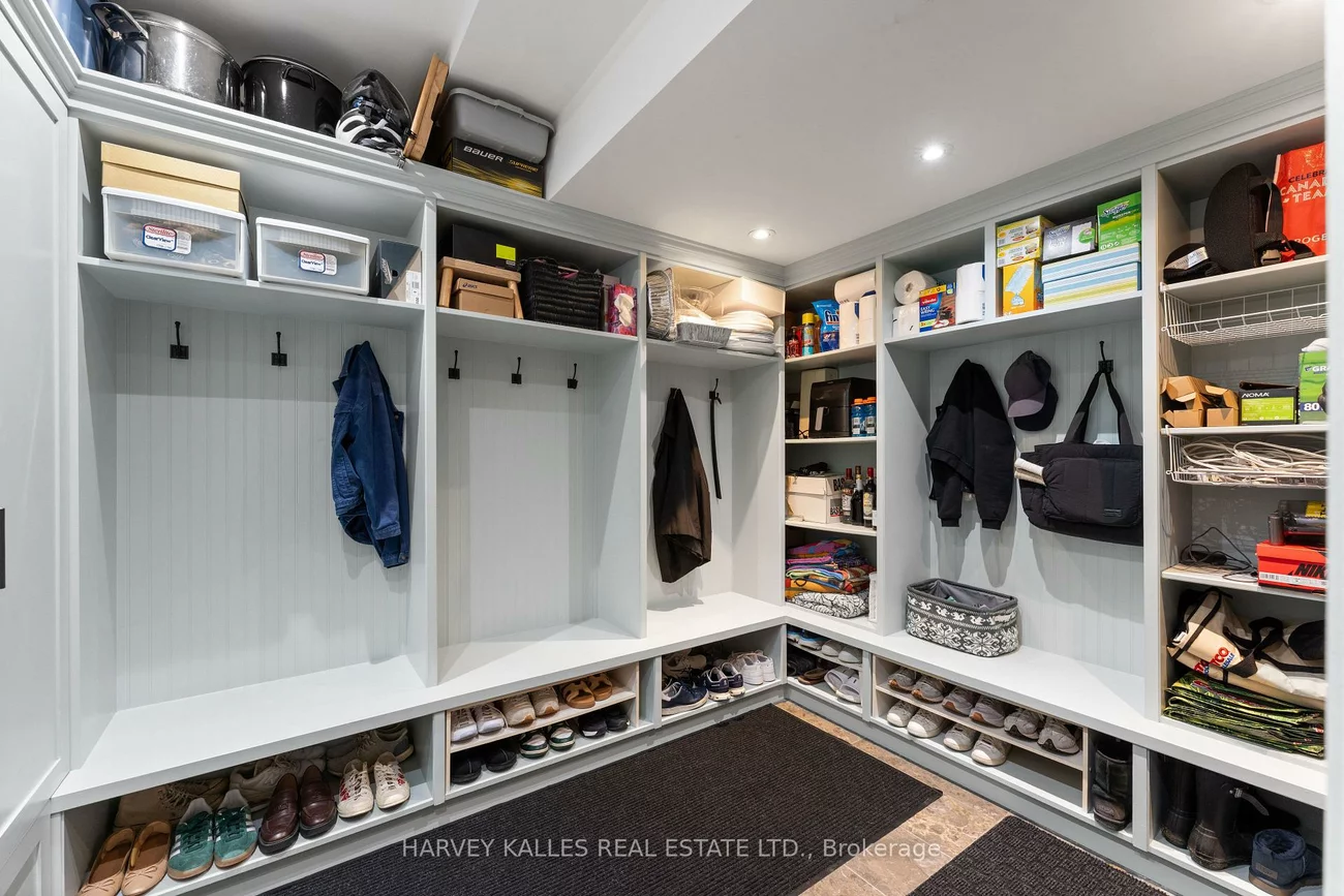 717, Woburn, Bedford Park-Nortown, Toronto
