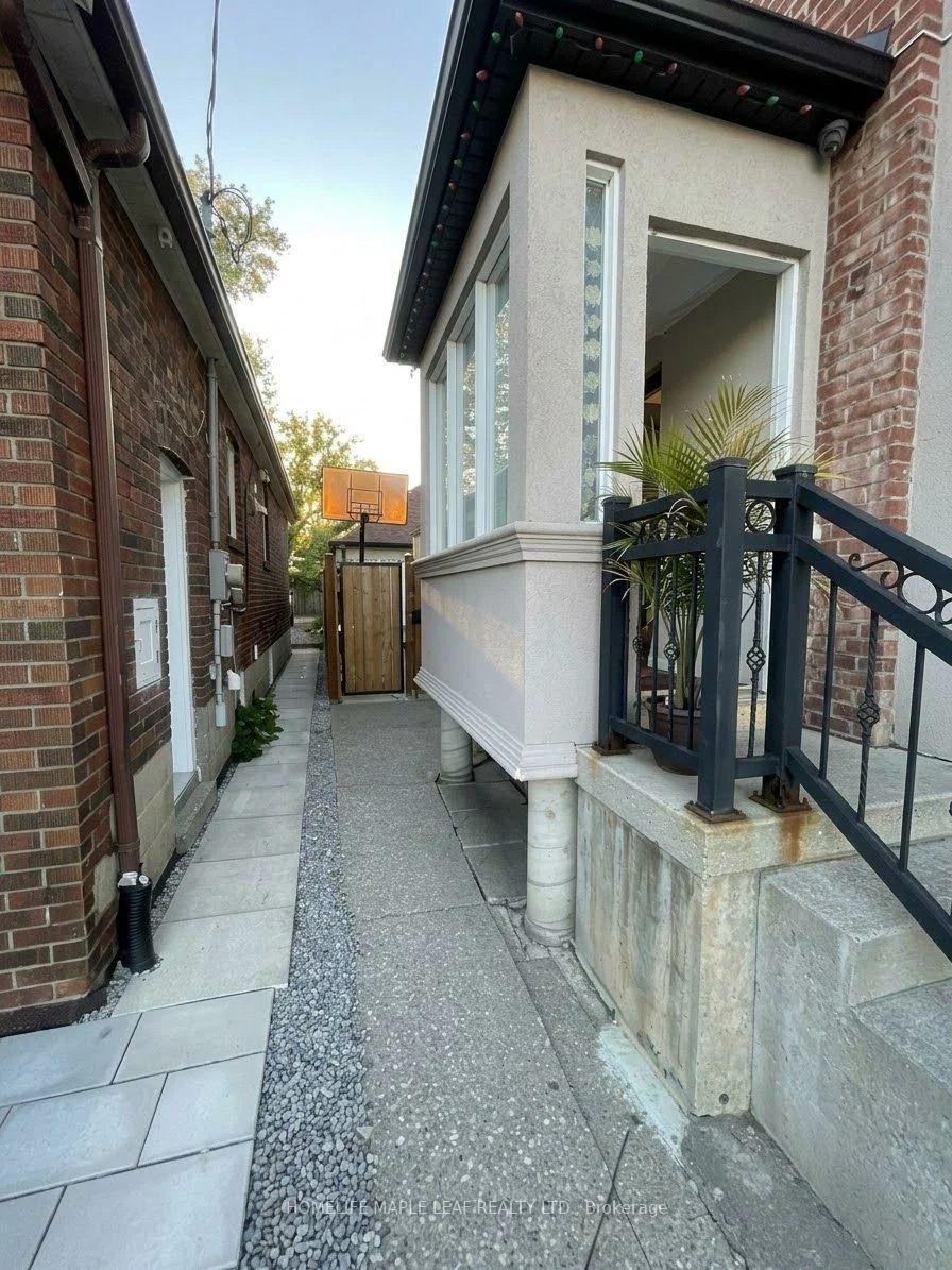 600, Oakwood, Oakwood Village, Toronto